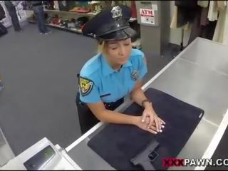Police Officer pawns her pussy n fucked